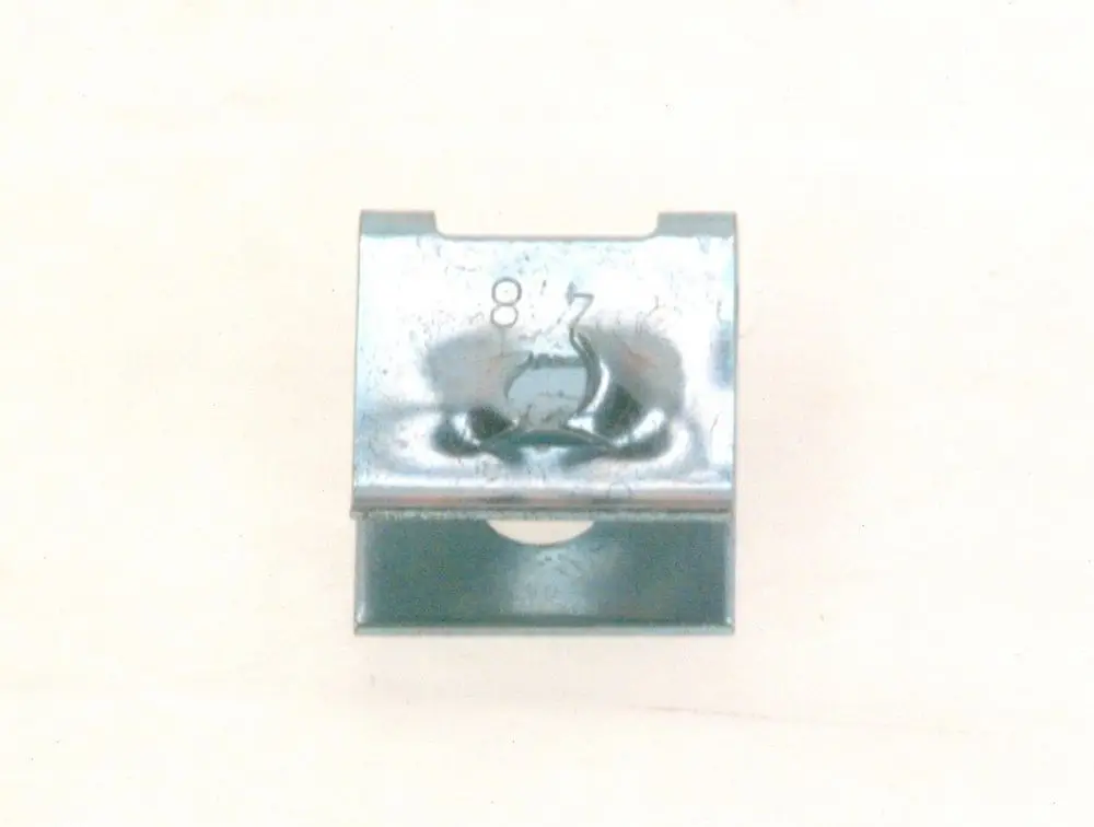 BOSCH Schnappmutter in metallischer Ausführung, rechteckige Form mit einem Durchlass und eingelassenem Muster.